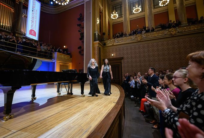 Snímek z vystoupení Marthy Argerich a Sophie Pacini na festivalu Dvořákova Praha.