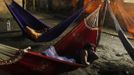 A native Indian rests on a hammock at the Brazilian Indian Museum in Rio de Janeiro March 21, 2013. A native Indian community of around 30 individuals have been living in the abandoned Indian Museum since 2006. They have expired a deadline given by a court last Friday to leave the museum within 3 days, local media reported. The group is fighting against the destruction of the museum, which is next to the Maracana Stadium. REUTERS/Pilar Olivares (BRAZIL - Tags: POLITICS SPORT SOCCER) Published: Bře. 21, 2013, 11:21 dop.