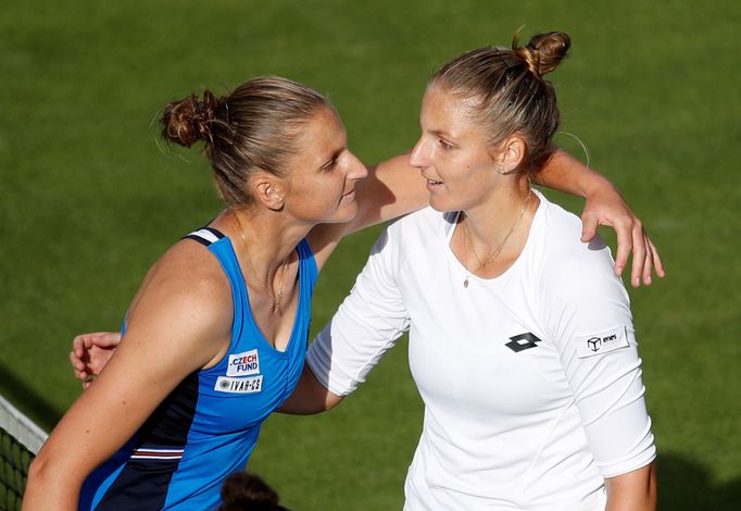 Karolína Plíšková (vlevo) gratuluje sestře Kristýně k vítězství ve vzájemném duelu