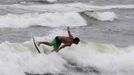 A surfer takes advantage of higher waves as winds from Hurricane Sandy began to affect weather in Boca Raton, Florida October 25, 2012. REUTERS/Joe Skipper (UNITED STATES - Tags: SPORT ENVIRONMENT) Published: Říj. 25, 2012, 4:42 odp.