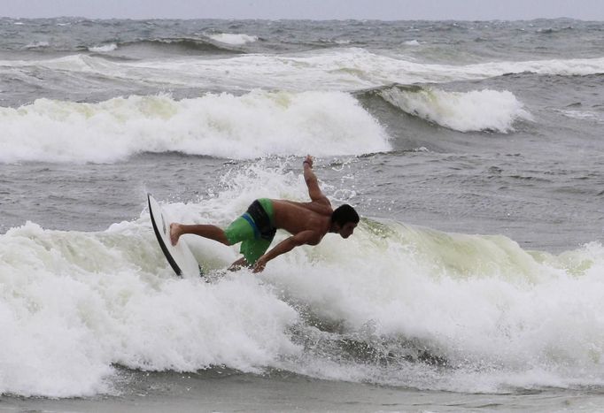 A surfer takes advantage of higher waves as winds from Hurricane Sandy began to affect weather in Boca Raton, Florida October 25, 2012. REUTERS/Joe Skipper (UNITED STATES - Tags: SPORT ENVIRONMENT) Published: Říj. 25, 2012, 4:42 odp.