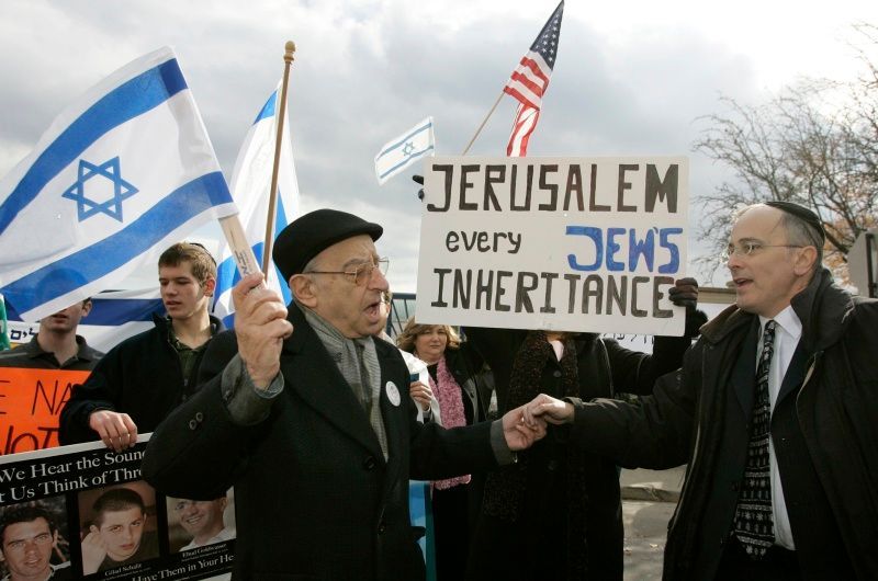 Demonstrace židů před základnou v Annapolisu