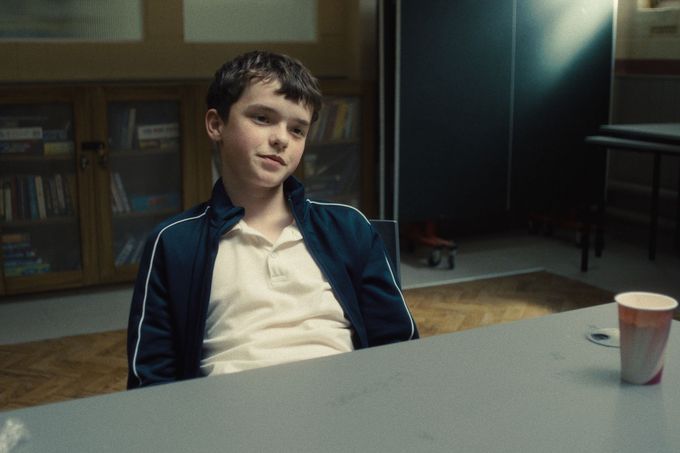Třináctiletého Jamieho Millera, který je obviněn z vraždy své spolužačky, hraje v minisérii Adolescent Owen Cooper.