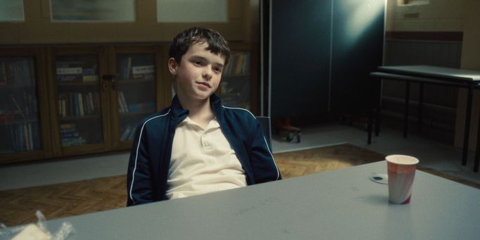 Owen Cooper v roli Jamieho Millera při rozhovoru s psycholožkou.