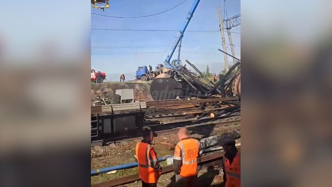 Dron zaútočil na nákladní vlak v ruské Volgogradské oblasti stovky kilometrů do fronty. Vzplály dva vagony s palivem, jedna nádrž explodovala.