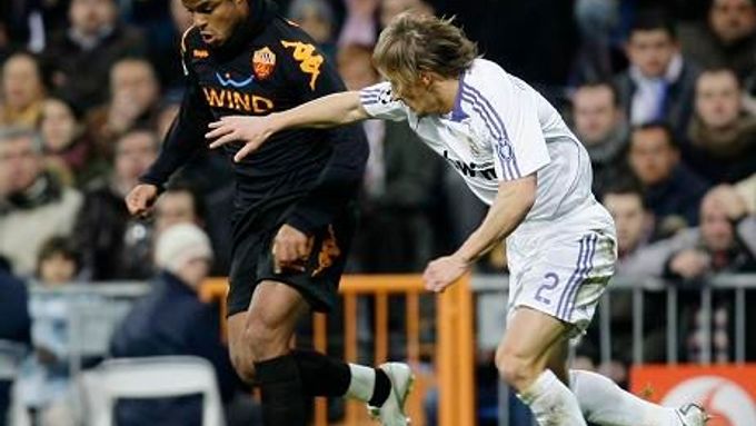 Mancini z AS Řím (vlevo) v souboji o míč se Salgadem z Realu Madrid