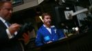 Traders work on the floor of the New York Stock Exchange June 15, 2012. REUTERS/Eric Thayer (UNITED STATES - Tags: BUSINESS) Published: Čer. 15, 2012, 3:12 odp.