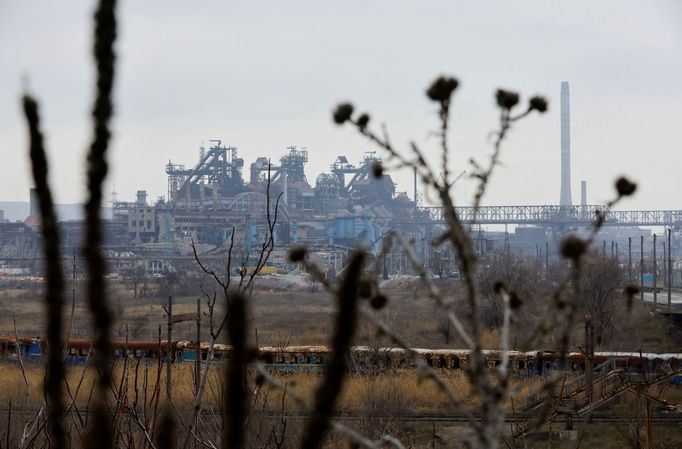 Ruskem okupované ukrajinské město Mariupol rok od útoku na tamní divadlo.