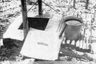 Poklop chránící studnu na zahradě Jelínkových byl odstraněn. Vedle ležel kapesní nůž a kriminalisté nalezli i krev. Vedle stál okov připevněný k ocelovému lanku rumpálu. Policejní fotografie z vyšetřování případu vraždy ve Vonoklasech, která byla publikovaná v roce 1968 v Kriminalistickém sborníku.