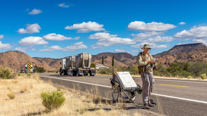 Karl Bushby chce pěšky projít svět. Na cestě, na kterou se vydal 1. listopadu 1998, už strávil 27 let. Příští rok by se konečně mohl vrátit domů.