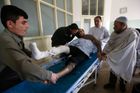 Útok na vojenskou nemocnici v Kábulu má už 49 obětí. Islamisté se převlékli za lékaře