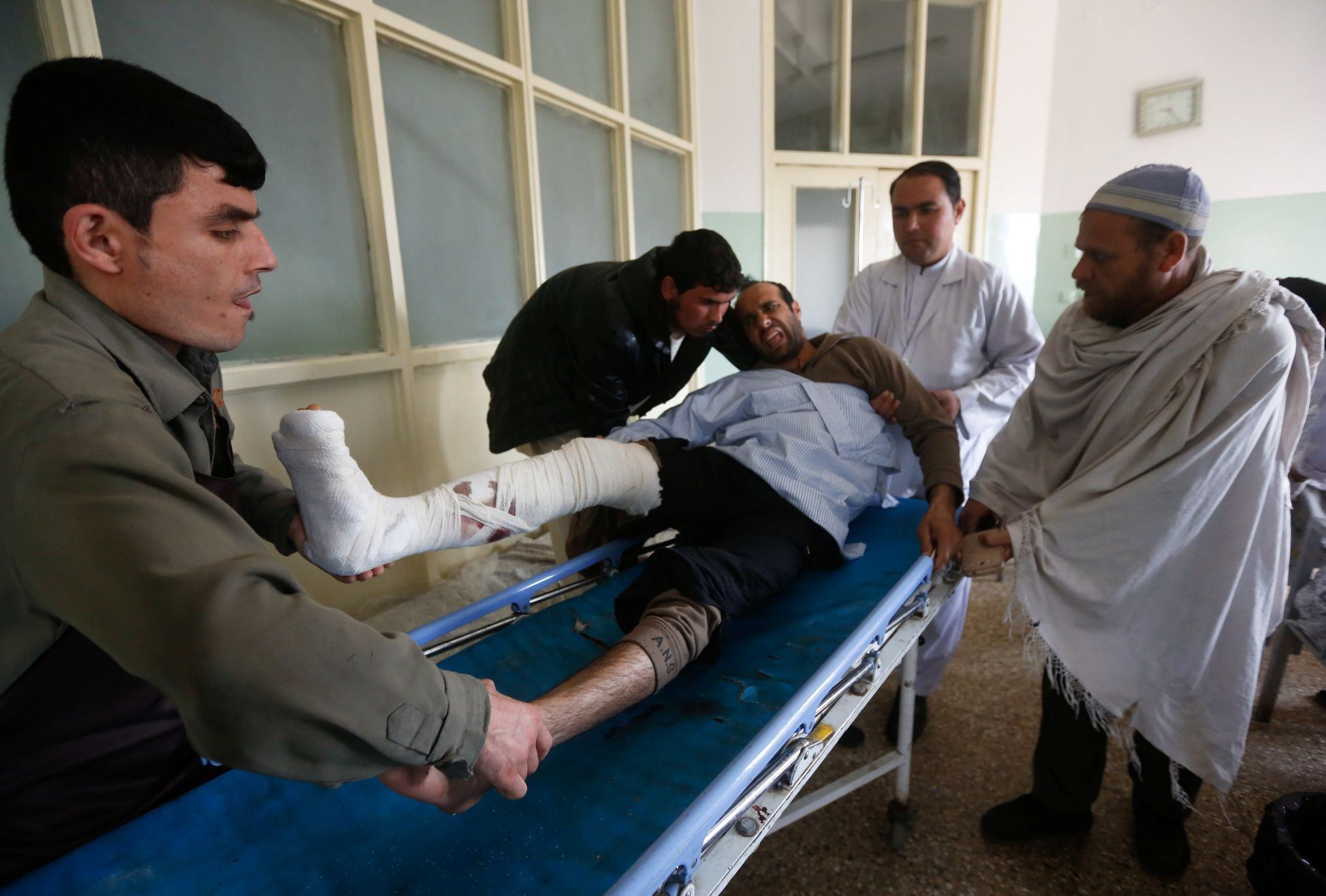 Zraněný muž po útoku na vojenskou nemocnici v Kábulu.