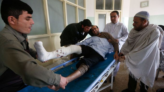 Zraněný muž po útoku na vojenskou nemocnici v Kábulu.