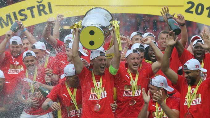 Slavia slaví mistrovský titul po derby se Spartou v červenci 2020 (Bořil s pohárem)