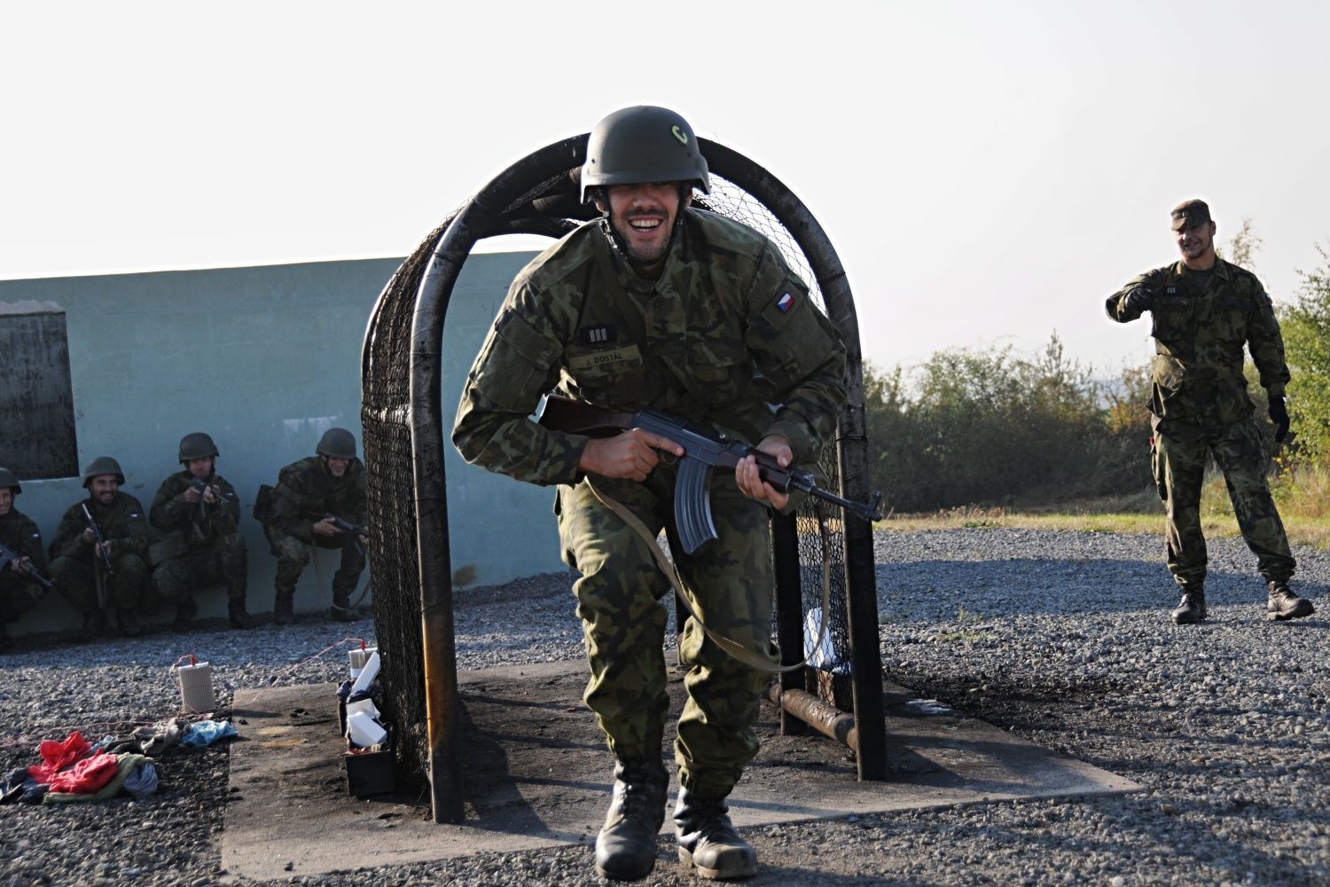 Cvičení Dukly Praha: Josef Dostál, nácvik průchodu (ne)hořící klece