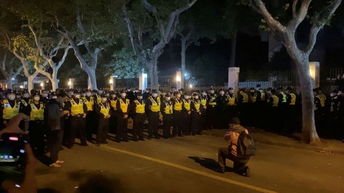 Číňané protestují kvůli přísným koronavirovým opatřením.