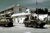 3. října 1993 se americké jednotky vydaly do Mogadiša, kde se jim podařilo zajmout dva nejvyšší poradce Aididovy vlády. Jenže situace se jim vymkla z rukou...