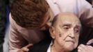 Brazil's President Dilma Roussef (top) kisses Brazilian architect Oscar Niemeyer during a meeting with artists and intellectuals when Rousseff was still a presidential candidate, in Rio de Janeiro, in this October 18, 2010 file photo. Niemeyer, a towering patriarch of modern architecture who shaped the look of modern Brazil and whose inventive, curved designs left their mark on cities worldwide, died late on December 5, 2012. He was 104. Niemeyer had been battling kidney ailments and pneumonia for nearly a month in a Rio de Janeiro hospital. His death was confirmed by a hospital spokesperson. REUTERS/Bruno Domingos/Files (BRAZIL - Tags: OBITUARY POLITICS SOCIETY) Published: Pro. 6, 2012, 2:39 dop.