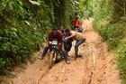 Cesty v Konžském deštném pralese. Umění je už dostat se na místo výzkumu.