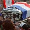 Italští fanoušci slavili i velmi svérázně: Například vystrojili pohřeb Francouzům - na obrázku rakev zakrytá francouzskou vlajkou.