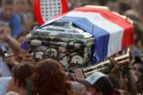 Italští fanoušci slavili i velmi svérázně: Například vystrojili pohřeb Francouzům - na obrázku rakev zakrytá francouzskou vlajkou.