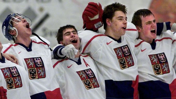 Hymna vítězů! Čeští hokejisté po zápase s USA na mistrovství světa hráčů do 20 let, snímek z roku 2000.