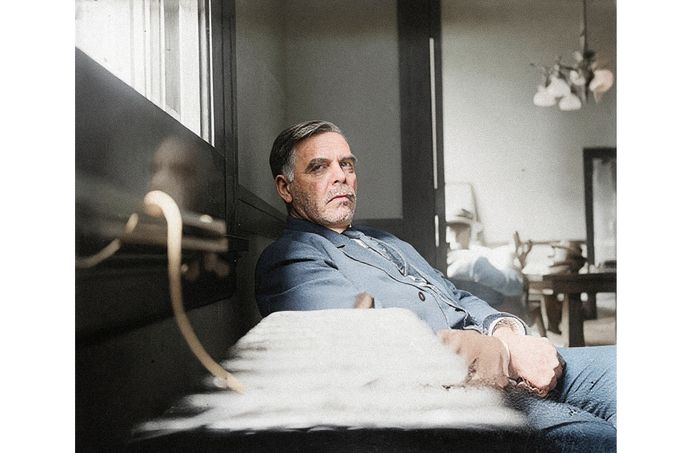 Chicagský policejní šéf John McWeeny, 1911. Řídil pátrání po Elsie Paroubek, které zahrnovalo razie v romských táborech a italských čtvrtích. Kolorováno.