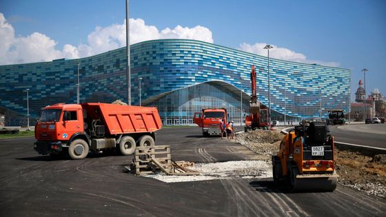 Ruské Soči ještě zní rytmem stavebních strojů. Podívejte se, jak Rusové (ne)stíhají přípravu zimní olympiády..