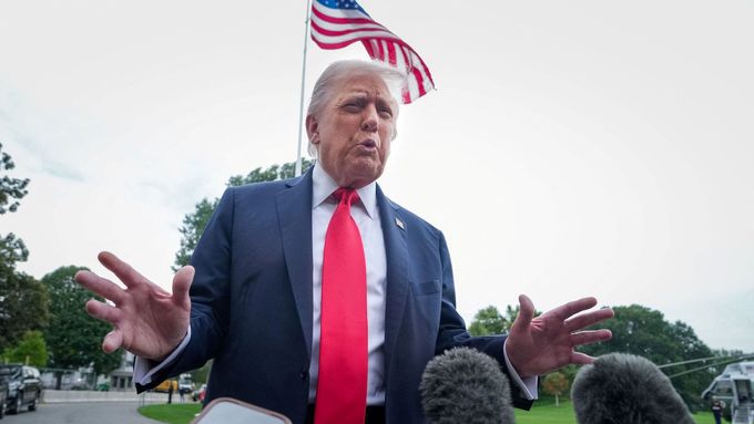 Americký prezident Donald Trump hovořící s médii před odletem na státní návštěvu do Německa (ilustrační foto).