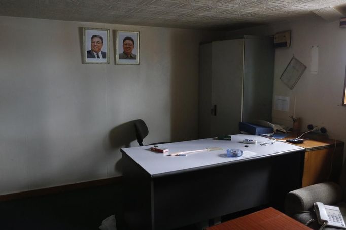 Portraits of former leader Kim Jong-il (R) and former president Kim Il-sung are seen in one of the rooms inside a North Korean flagged ship "Chong Chon Gang" docked at the Manzanillo Container Terminal in Colon City July 16, 2013. Panama detained the North Korean-flagged ship from Cuba as it headed to the Panama Canal and said it was hiding weapons in brown sugar containers, sparking a standoff in which the ship's captain attempted to commit suicide. Panama's President Ricardo Martinelli said the undeclared weapons were detected inside the containers when Panamanian authorities stopped the ship, suspecting it was carrying drugs. REUTERS/Carlos Jasso (PANAMA - Tags: CRIME LAW DRUGS SOCIETY POLITICS) Published: Čec. 16, 2013, 9:58 odp.