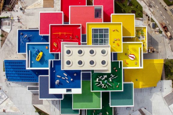 Pohled shora na LEGO House v dánském městě Billund postavený podle návrhu Bjarke Ingels Group.
