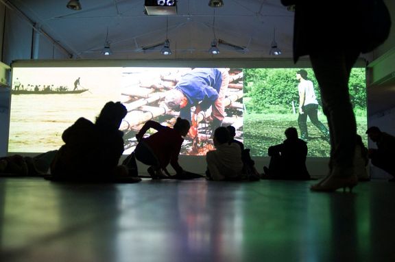 Na snímku z roku 2013 návštěvníci pařížské galerie sledují projekci Niblockova filmu Pohyb pracujících lidí.