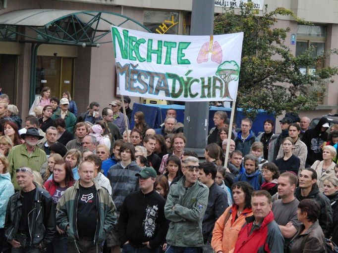 Další protest proti masivnímu kácení zeleně v centru Pardubic se odehrál před Městským divadlem.