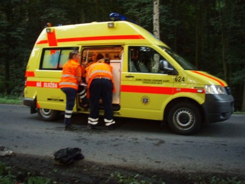 Auto spadlo do potoka