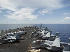 Letadlová loď USS Nimitz.