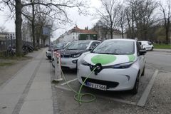 Dánsko přemýšlí, kde vzít peníze na elektromobily. Odvést je mají řidiči "spalováků"