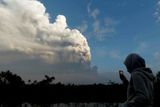 6. 11. - Merapi stále neztrácí na síle, mrtvých už je 138. Fotogalerii z místa tragédie najdete - zde