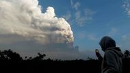 6. 11. - Merapi stále neztrácí na síle, mrtvých už je 138. Fotogalerii z místa tragédie najdete - zde