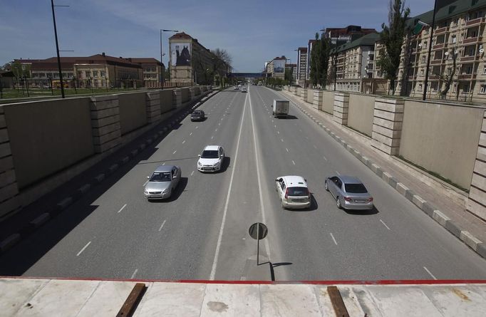 Grozny's central avenue named after former Chechen leader Akhmad Kadyrov is seen in the Chechen capital Grozny April 27, 2013. The naming of two Chechens, Dzhokhar and Tamerlan Tsarnaev, as suspects in the Boston Marathon bombings has put Chechnya - the former site of a bloody separatist insurgency - back on the world's front pages. Chechnya appears almost miraculously reborn. The streets have been rebuilt. Walls riddled with bullet holes are long gone. New high rise buildings soar into the sky. Spotless playgrounds are packed with children. A giant marble mosque glimmers in the night. Yet, scratch the surface and the miracle is less impressive than it seems. Behind closed doors, people speak of a warped and oppressive place, run by a Kremlin-imposed leader through fear. Picture taken April 27, 2013. REUTERS/Maxim Shemetov (RUSSIA - Tags: SOCIETY POLITICS TRANSPORT CITYSCAPE) ATTENTION EDITORS: PICTURE 21 OF 40 FOR PACKAGE 'INSIDE MODERN CHECHNYA'. SEARCH 'REBUILDING CHECHNYA' FOR ALL IMAGES Published: Kvě. 1, 2013, 7:59 dop.