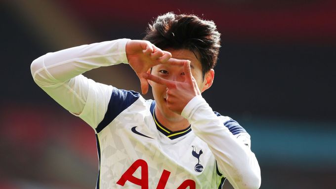 Korejec Son Hung-min slaví jeden ze svých čtyř gólů proti Southamptonu.
