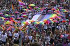 Duhový průvod Prague Pride mašíroval na Letnou, narazil i na odpůrce