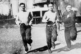 Ctirad a Josef s Milanem Paumerem (zleva) při kondičním tréninku. Díky dobré fyzické kondici později vydrželi náročný útěk přes hranice do Západního Berlína.