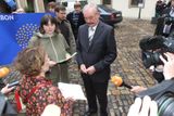 Petici s více než osmi stovkami podpisů převzal předseda Senátu Přemysl Sobotka