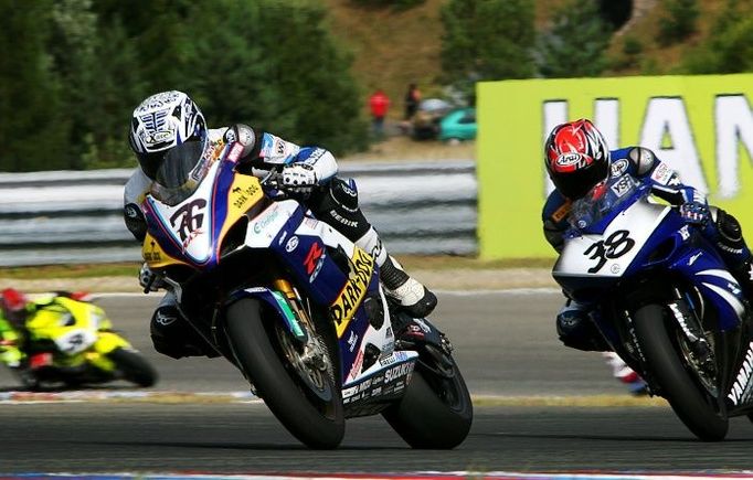 Max Neukirchner se Suzuki před Šiniči Nakatomim za řídítky Yamahy v brněnském závodě MS superbike.