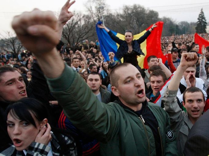 Studenti demonstrují proti výsledku nedělních voleb.