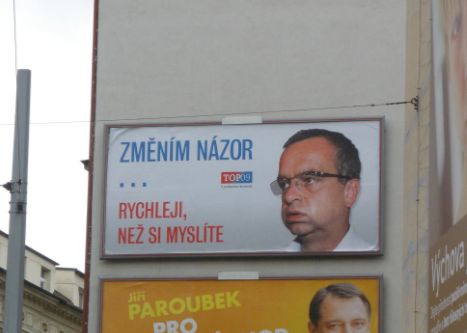 Plakát zesměšňující místopředsedu TOP 09 Miroslava Kalouska