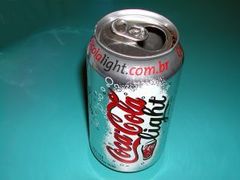 Kolové nápoje typu light cukr sice neobsahují, ale chemické látky jako aspartam, sacharin či cyklamát rozhodně ke zdraví příliš nepřispívají.