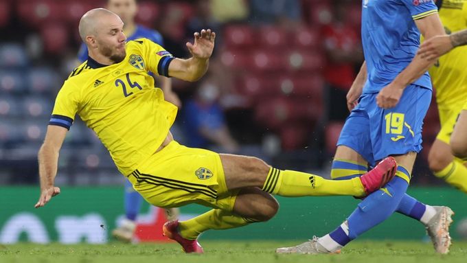 Zákrok Marcuse Danielsona ze Švédska na koleno Ukrajince Arťoma Besedina v osmifinále fotbalového Eura
