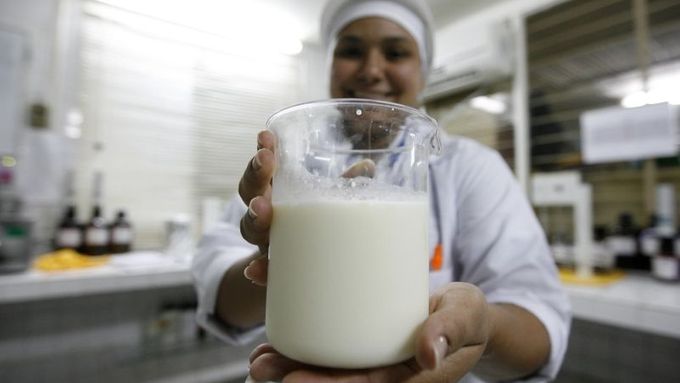 Laboratory worker Yadelsy Araque holds a beaker of milk in a milk gathering plant in Socopo, in the western state of Barinas April 23, 2008. Venezuelan President Hugo Chavez's government bought Los Andes, one of the country's largest milk companies, last month in an effort to aid the oil-producing nation during the food crisis, officials said. Picture taken April 23, 2008. REUTERS/Jorge Silva (VENEZUELA)