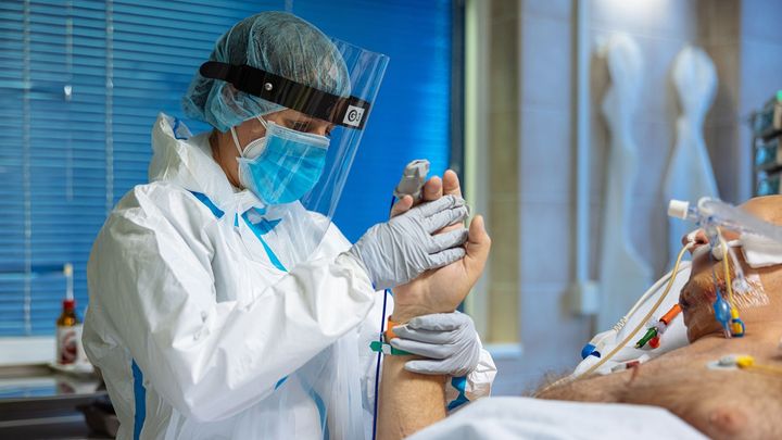 Omikron brzy převládne i v Česku. Nakažených bude až 200 tisíc denně, říká biochemik; Zdroj foto: Lukáš Bíba